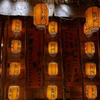 敦煌夜市砍價技巧：駝絨圍巾與木雕畫