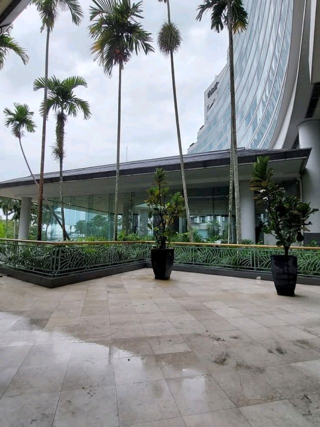 “Classic Elegance by the Straits: Thistle JB’s Superior King Stay”
