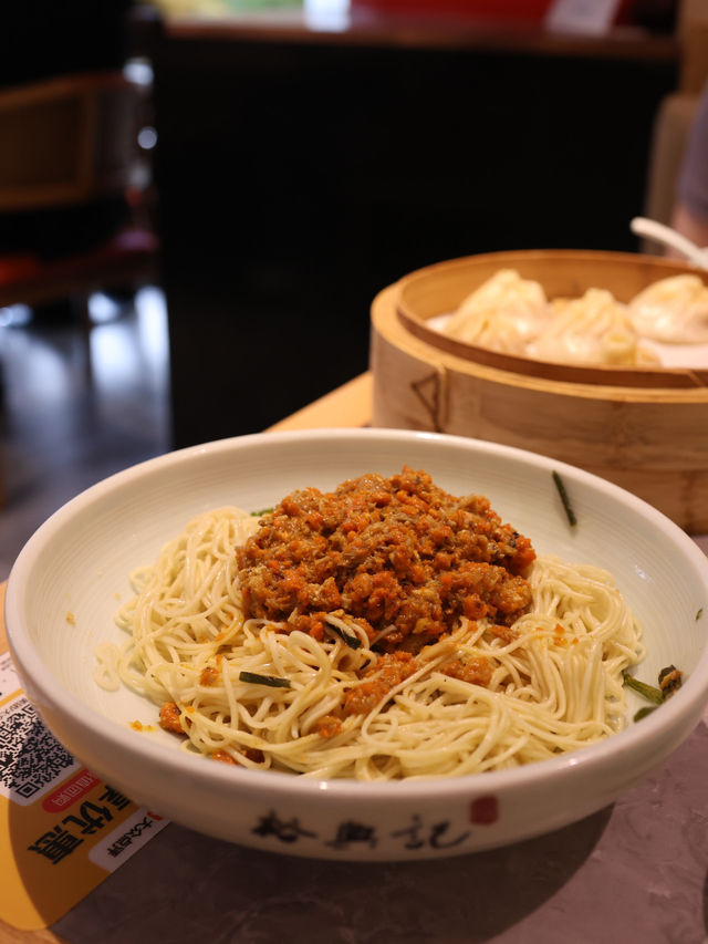 上海裕興記餐廳:蟹黃美味的極致體驗 🦀🍜 上海裕興記餐廳:蟹黃美味的極致體驗 🦀🍜