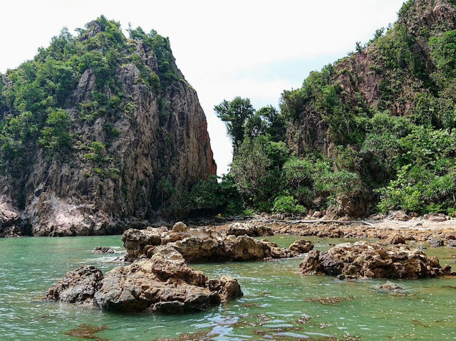 Gerbang Laut Pulau Mawar: Where the Ocean Paints on Giant Canvases" 🌊🎨
