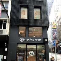 The Cupping Room (多處分店，但尋找較小的分店)