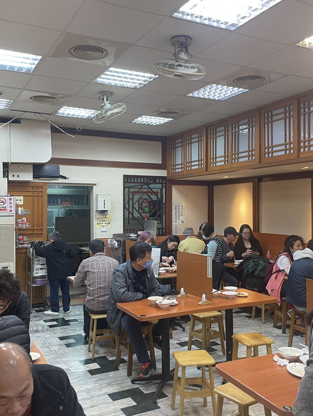 【黃記魯肉飯|台北・ローカルグルメ】  “映えより、味。” 台湾ローカルが愛する魯肉飯のど真ん中。 【黃記魯肉飯|台北・ローカルグルメ】  “映えより、味。” 台湾ローカルが愛する魯肉飯のど真ん中。