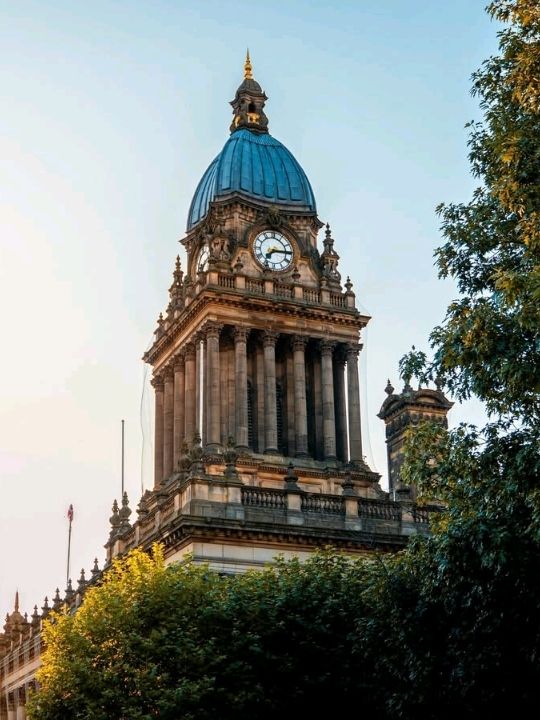 It's a beautiful building, reminiscent of Edinburgh's style, Definitely worth seeing
