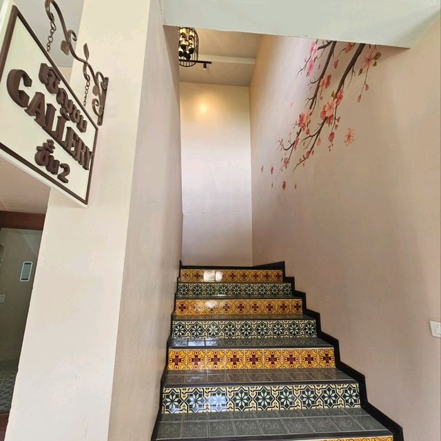 พาชมร้านกระเบื้องเก่าแก่ และแกลลอรี่จากกระเบื้อง