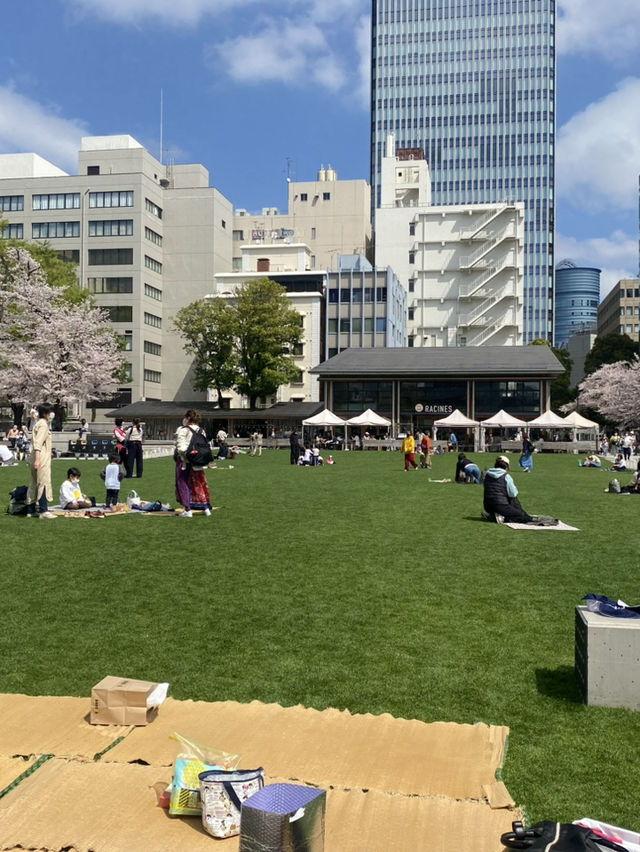 【都会の真ん中に芝生の楽園🌿】  池袋駅から徒歩5分！南池袋公園でゆったりリフレッシュデー🌞