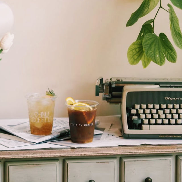 Chinu Coffee เป็นคาเฟ่สไตล์มินิมอล-วินเทจ