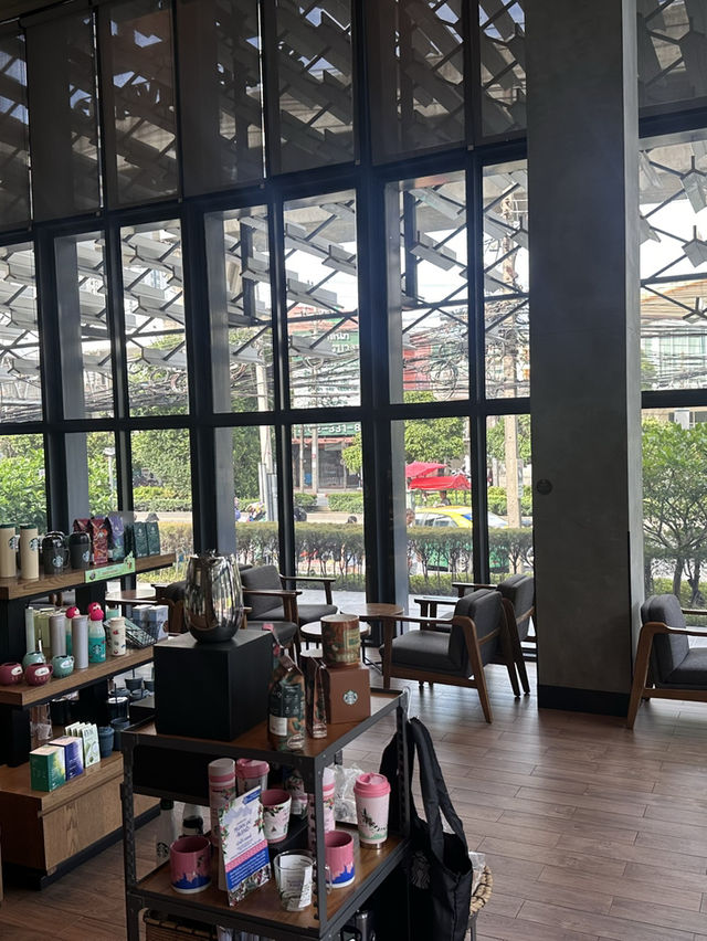 バンコク🇹🇭セブンイレブンが一体となった映えるスタバ☕️