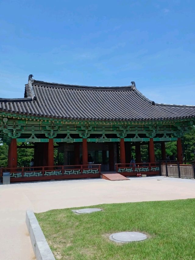 고요한 호숫가 따라 걷는 산책 한 모금