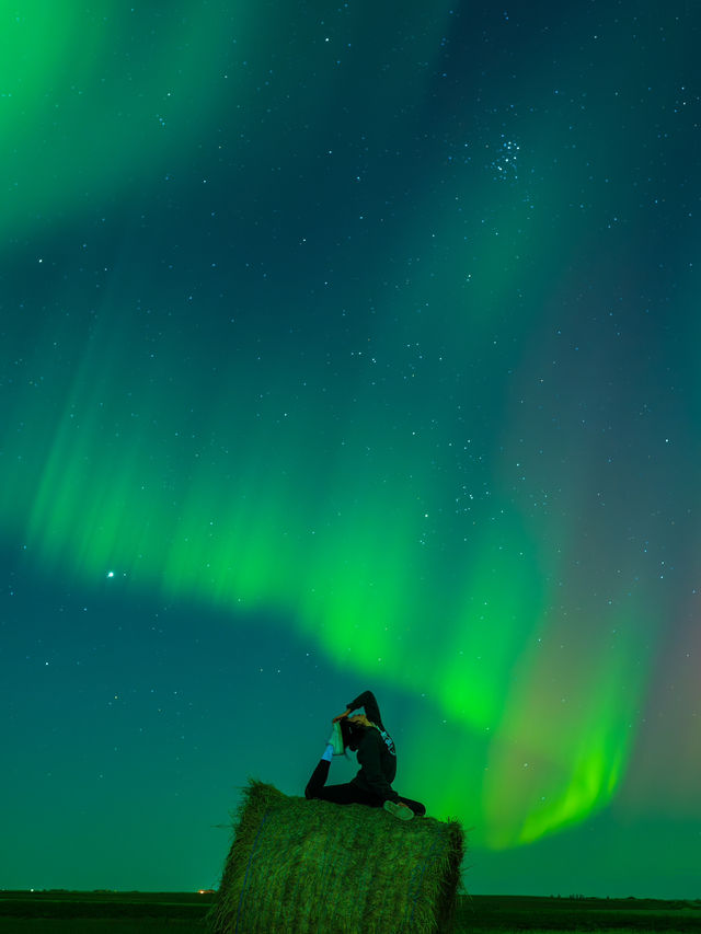 Yoga under the northern light in Saskatchewan Canada🇨🇦💖