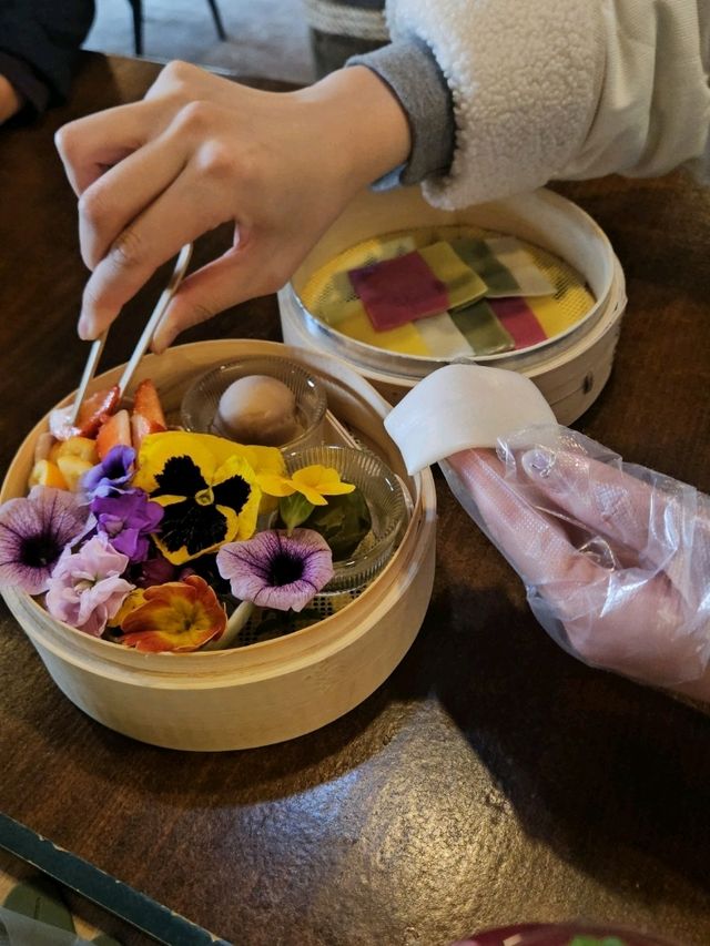 가평 감성카페 오롯이꽃연못 정원 바라보며 즐기는 꽃차와 디저트 맛집