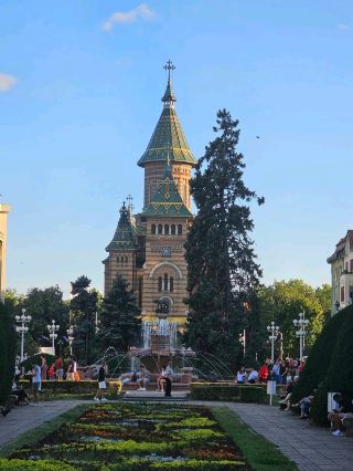 Đài phun nước cá