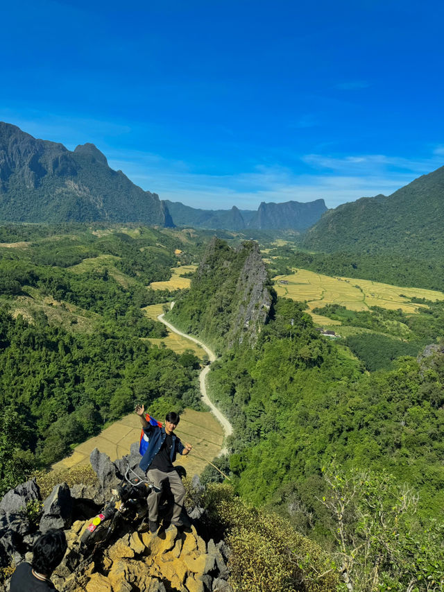 ผาหนามไซ จุดชมวิวสุดฮิต วังเวียง ⛰️🍃