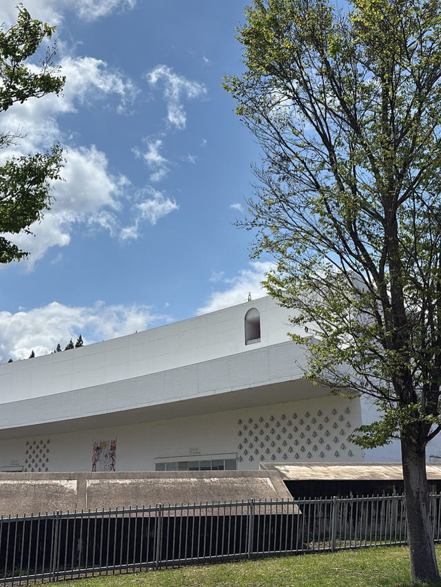 🎯【青森・青森県立美術館】アートと自然が響き合う白い美術空間