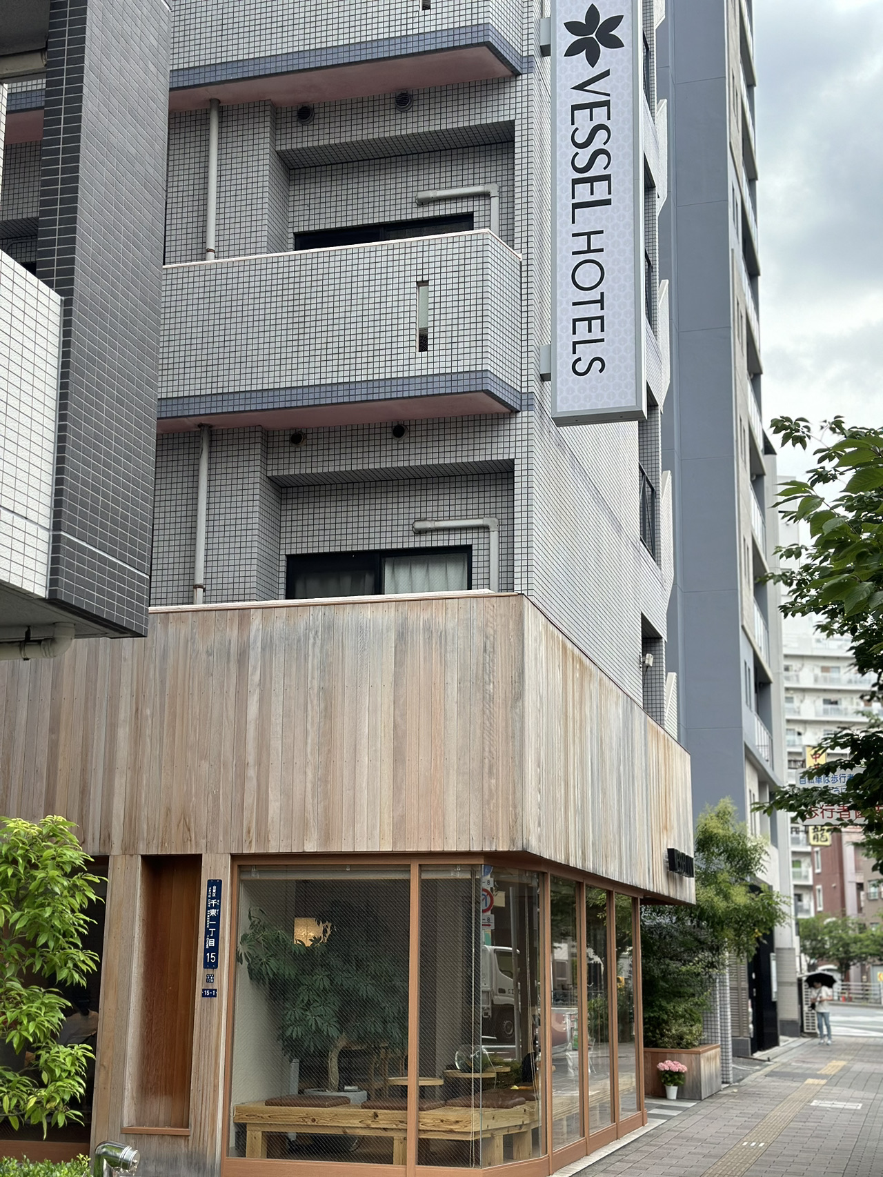 這次的東京行入住東京淺草筑波快速船舶飯店
ExprVessel Inn Asakusa Tsukuba Express
飯店整體設計風格很溫馨而且有著無印風格、房間還能看到晴空塔！
週遭環境滿安靜不會太吵雜，附近也有超市或是便利商店（走路就到）
唯一缺點是離地鐵站有點遠，但如果當散步走也是可以，淺草寺跟ROX購物中心也都在附近，商圈滿大的很好逛👍👍👍 