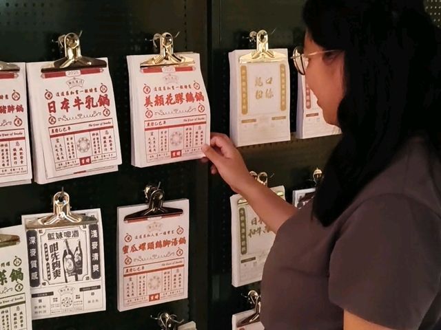 穿越老香江的味蕾之旅：《香江花月》海陸盛宴 🕰️🍽️踏入荃灣廣場的《香江花月》，瞬間被濃厚的懷舊氣息包圍，以懷舊衣車為靈感的裝潢，搭配復古縫紉機擺設，完美重現50年代香江風華 ✂️🏮。