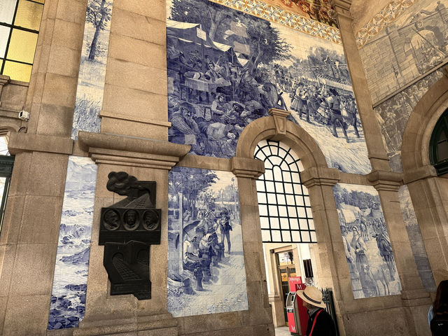 【Porto São Bento駅｜20,000枚のアズレージョに包まれた物語のホール】