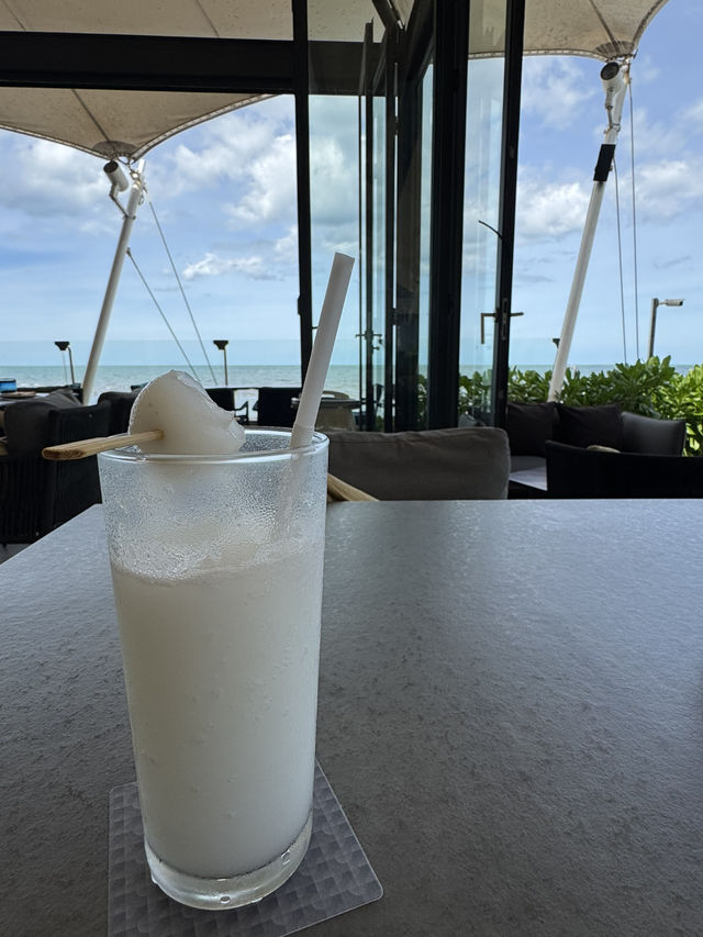 ชิลล์ริมทะเลที่ Luna Lanai หัวหิน วิวดี อาหารอร่อย