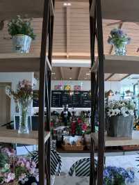 The chalet cafe' คาเฟ่กลางหุบเขา
