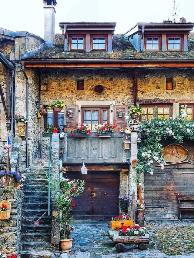 🇫🇷 Yvoire – A Blooming Gem by Lake Geneva 🌸