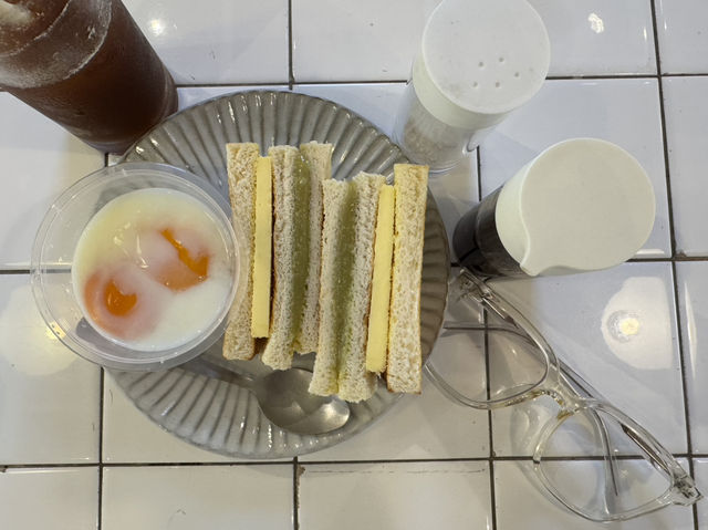☕ Nostalgic Mornings at Le Cafe