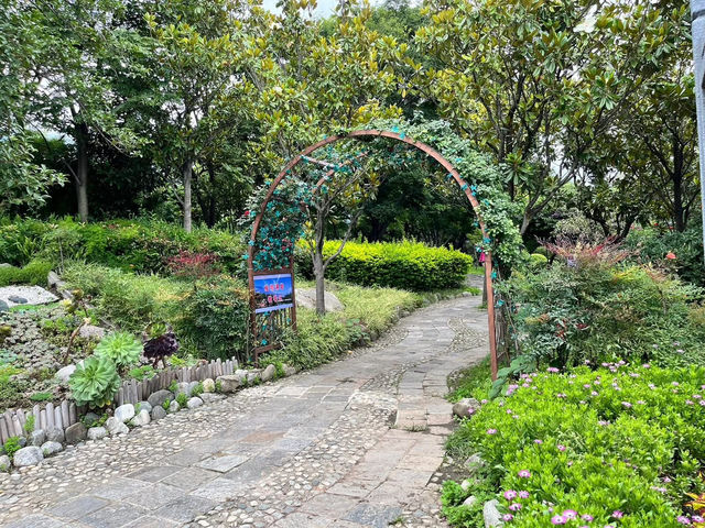📸 Hidden Gem in Dali – Three Pagodas Reflection Park (三塔倒影公园)