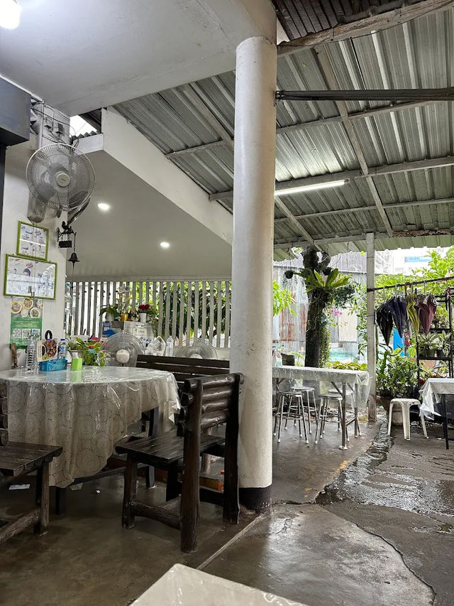 📍 “ต้นมะยม ภูเก็ต” – ร้านอาหารใต้รสเด็ด