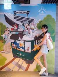 「米奇與好友」玩轉香港太平山頂！🚠  嚟香港旅行必到太平山頂飽覽維港景色，今個暑假，全港首個迪士尼「Mickey Keep It Real」主題活動登陸太平山頂，「米奇」帶埋成班人氣角色米奇、米妮、