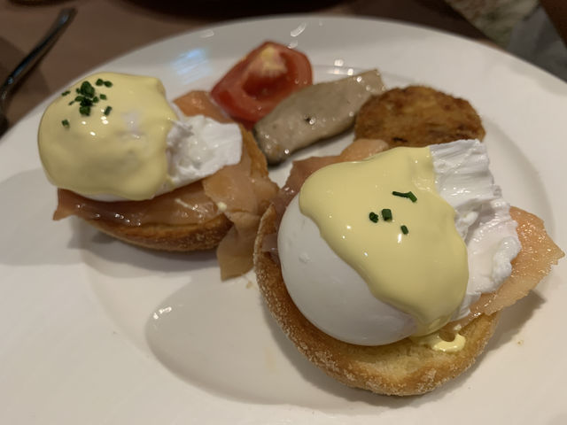🍳 Breakfast at Melt Café — Quiet Luxury Meets a Seriously Good Spread