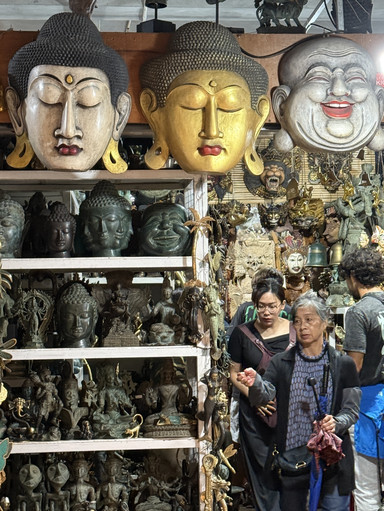 バリ島ウブド市場｜多彩な木彫りアート——職人の彫刻に宿る魂と神々