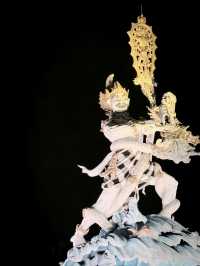 《峇里島石刻與綠苔｜從旱季到原居民的眼神——在堅硬與柔軟之間，看見認命而樂天的生命哲學》