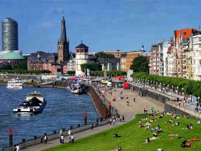 🏘️ Old Town Zurich (Altstadt) – A Walk Through History 🏘️ 🏘️ Old Town Zurich (Altstadt) – A Walk Through History 🏘️