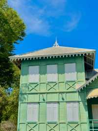 เรือนไม้สีเขียวริมทะเล เกาะสีชัง 🏠🌊