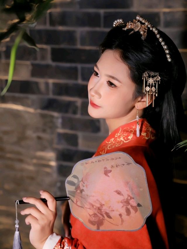 ใส่ชุดจีนเฉิงตู ถนนคนเดินกว้างแคบ