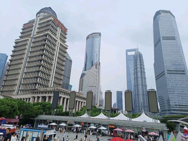 東方明珠廣場,上海現代風貌的象徵。 東方明珠廣場,上海現代風貌的象徵。