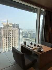 高雄承億酒店 TAi Urban Resort｜把亞洲新灣區裝進窗景的一夜：房內泡湯、窗邊下午茶、頂樓無邊際池看 85 大樓 🏙️🛁