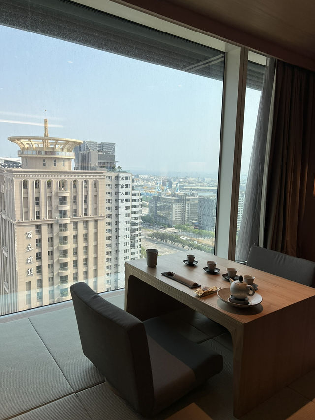 高雄承億酒店 TAi Urban Resort｜把亞洲新灣區裝進窗景的一夜：房內泡湯、窗邊下午茶、頂樓無邊際池看 85 大樓 🏙️🛁