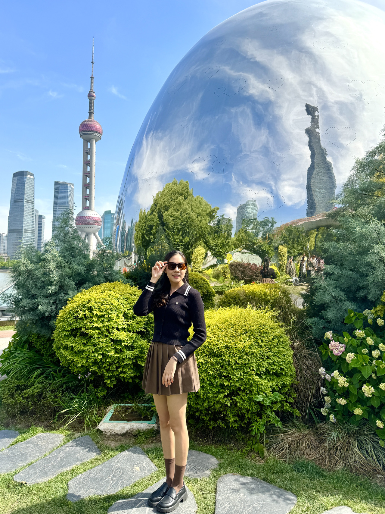 🌳North Bund Greenland adalah taman pusat di pusat kota Shanghai, terletak di seberang Menara Mutiara Oriental, menjadikannya taman dengan pemandangan sungai dan menara.

🌳Suasana di taman ini sangat menyenangkan dan teduh, dengan taman yang dihias indah dan bunga musiman. Anda juga dapat melihat kapal yang lewat di sungai, dan kadang-kadang kapal pesiar besar yang berlabuh.

🌳Taman ini cocok untuk berjalan-jalan, berolahraga, bersepeda, bersantai, atau bahkan piknik.

🌳Salah satu tempat foto yang populer adalah kubah telur perak yang terletak di tengah taman, yang menjadi titik check-in terkenal bagi wisatawan.

🌳Di dekatnya, terdapat Manner Coffee, sebuah kedai kopi terkenal dengan rasa yang luar biasa dan tempat santai dengan pemandangan Menara Mutiara Oriental.

🌳Tidak ada biaya masuk, dan taman ini buka 24 jam sehari.

🌳Waktu kunjungan yang direkomendasikan adalah di pagi hari dan di sore hari sebelum matahari terbenam.

🌳Lokasi: Gaoyang Rd, Distrik Hongkou, Shanghai, China 200086

🌳Transportasi: Stasiun Terminal Kapal Pesiar Internasional