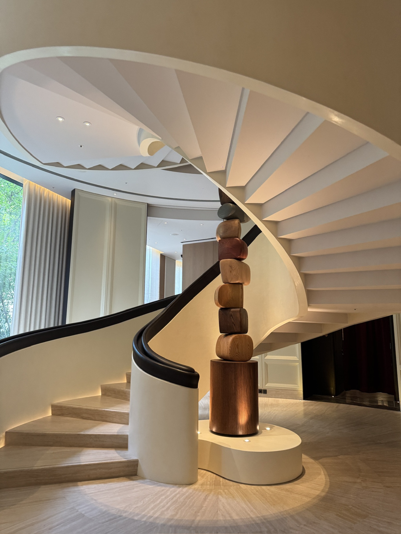 Internationally renowned designer André Fu oversaw the interior design. The hotel's style emphasizes a fusion of understated luxury, modern elegance, and local culture.
Stay in artistic, light-luxury rooms with sweeping views of Taipei City. A wealth of amenities include a swimming pool with views of Taipei 101, a gym, a spa, a restaurant, and more.
The Living Room also offers a variety of light refreshments and drinks to satisfy your taste buds. Come and experience a romantic city experience!