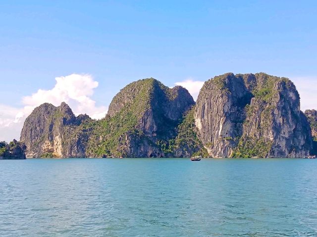 อ่าวฮาลอง (Ha Long Bay) อ่าวฮาลอง (Ha Long Bay)