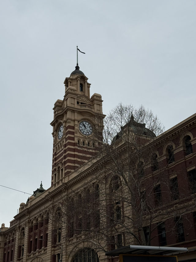 Heart of the City: Flinders Street & St Paul’s Cathedral 🚉⛪💛