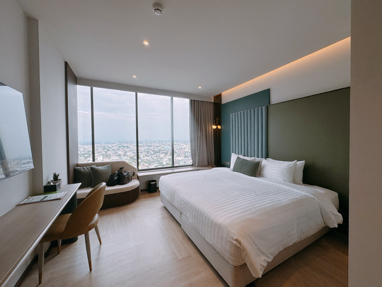 ✨ The first time I saw the room already screamed! Floor-to-ceiling windows overlook the panoramic view of Bangkok, bed facing the city skyline, wake up in the morning to an unbeatable photo spot! ☁️🩵
🏨 The Quarter Ratchayothin by UHG
📍 Location: directly connected to Major Ratchayothin, eat and watch movies walk the mall completely zero distance! minutes walk from BTS Ratchayothin station, super convenient ~
Room highlights fully unlocked🔥
✅ 35th floor and above high floor view room (I live on the 37th floor is simply unbeatable!)
✅ Oversized king size bed + down duvet, sleep until you don't want to get up 🛏️
✅ Infinity pool overlooking the city directly! (The second photo was taken by me, not the official photo!)
✅ Nespresso coffee machine + TOTO toilet (full score)
✅ Free minibar drinks (soda, beer, chocolate all inclusive!)
Surprising price💰
On weekdays, Trip.com is only about HK$450-$550 including tax! You can get a high-rise view room for less than $800 on weekends. The value for money is amazing! ! !
Check Trip.com for the cheapest prices now~
🔗 Trip.com search: The Quarter Ratchayothin by UHG
(Remember to choose "City View Room" or above. Don't stay on the lower floor without a view.)
Have stayed twice and booked next month🤭
Bangkok's new darling is her infallibility! Save this article quickly, you won’t have to look for a hotel next time you go to Bangkok
#BangkokHotels #BangkokAccommodation #BangkokHigh AltitudePool #BangkokFreeTrip #TripcomHongKong #BangkokHotelRecommendations #InfinityPool #BTSHotel #Ratchayothin