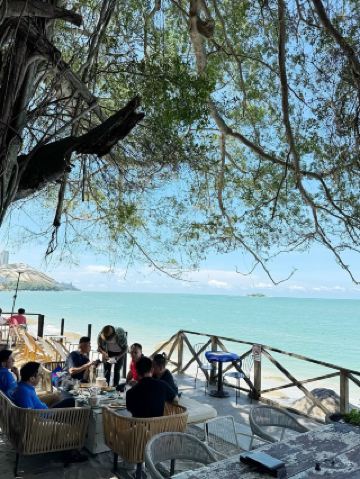 擁有美麗海灘景觀的檳城咖啡館