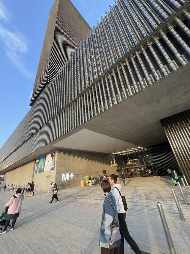 🌅 M+: จุดชมพระอาทิตย์ตกที่ปังที่สุดใน West Kowloo 🌅 M+: จุดชมพระอาทิตย์ตกที่ปังที่สุดใน West Kowloo