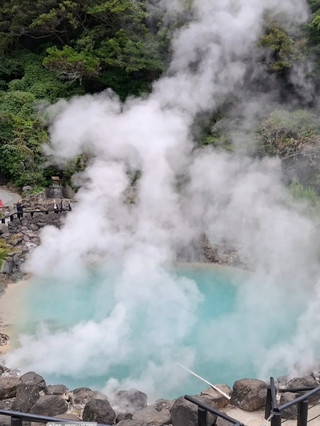 ♨️💙 Umi Jigoku, the azure sea hell of Beppu, is a uniquely beautiful place that you have to see for yourself. 🇯🇵✨