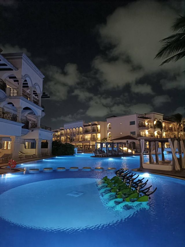 出門就開逛！靜奢全包式酒店與熱鬧不夜城的完美融合：Hilton Playa Del Carmen