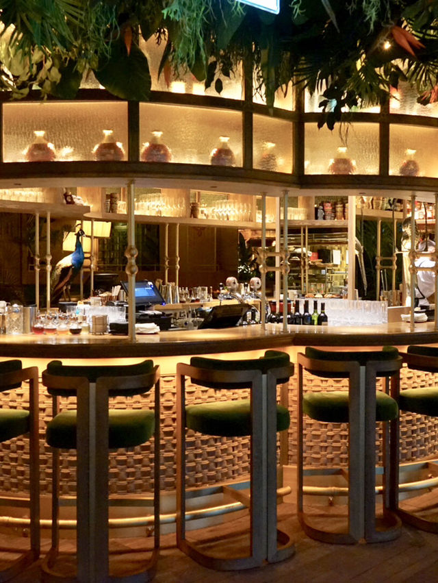 London | The attractive restaurant with green plants in Mayfair