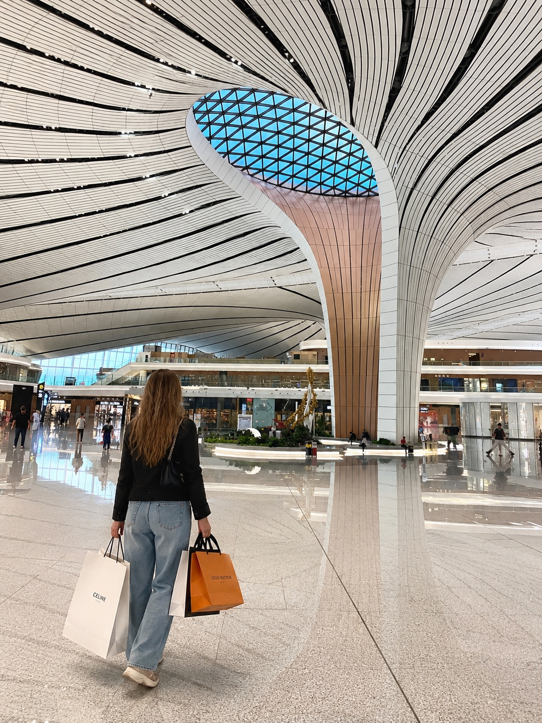 Beijing bukan sekadar kuil dan Tembok Besar China. Kota ini memiliki beberapa pusat perbelanjaan terbesar dan paling unik di Asia: arsitektur futuristik, layar LED raksasa, gerai konsep, dan seluruh kawasan mewah.

Saya telah merangkum tempat-tempat yang paling menarik — mulai dari belanja premium hingga mal futuristik, favorit pribadi saya.
⸻

🏙 1️⃣ China World Mall — Pusat kemewahan utama di Beijing

📍 Alamat: No.1 Jianguomenwai Avenue  
🚇 Metro: Guomao (Jalur 1 dan 10)

Jika Anda ingin melihat segmen mewah Beijing — inilah tempatnya.

Di sini Anda akan menemukan merek mewah ternama: Prada, Dior, Gucci, Cartier, restoran premium, spa, dan lounge.

Mal ini terletak tepat di kawasan CBD, di antara gedung-gedung pencakar langit. Sangat indah terutama di malam hari.
⸻

🚀 2️⃣ Galaxy SOHO — Futurisme karya Zaha Hadid

📍 Alamat: No.2 Chaoyangmen Nei Street  
🚇 Metro: Chaoyangmen (Jalur 2 dan 6)

Ini adalah salah satu bangunan paling ikonik di Beijing. Kompleks ini dirancang oleh Zaha Hadid dan terlihat lebih seperti stasiun luar angkasa daripada pusat perbelanjaan.

Orang-orang datang ke sini bukan sekadar untuk belanja, tetapi untuk menikmati arsitekturnya, berfoto, dan merasakan atmosfer Tiongkok masa depan.
⸻

🌃 3️⃣ The Place — Mal dengan layar raksasa sebagai pengganti langit

📍 Alamat: No.9 Guanghua Road  
🚇 Metro: Dongdaqiao (Jalur 6)

Fitur utamanya adalah layar LED raksasa di atas jalanan.  
Di malam hari, animasi, pemandangan luar angkasa, lautan, dan pertunjukan cahaya ditampilkan di sini.

Karena hal ini, tempat tersebut sering muncul di media sosial. Waktu terbaik untuk berkunjung adalah setelah matahari terbenam.
⸻

🛍 4️⃣ Taikoo Li Sanlitun — Distrik paling trendi di Beijing

📍 Alamat: Sanlitun Road  
🚇 Metro: Tuanjiehu (Jalur 10)

Ini bukan lagi sekadar mal, melainkan seluruh distrik gaya hidup.

Apa yang akan Anda temukan di sini:  
· merek-merek mewah  
· streetwear Tiongkok  
· gerai konsep  
· kafe-kafe  
· ruang-ruang yang fotogenik

Di sini Anda dapat merasakan denyut nadi anak muda Beijing modern.
⸻

🌿 5️⃣ Parkview Green — Interior paling unik

📍 Alamat: No.9 Dongdaqiao Road  
🚇 Metro: Dongdaqiao (Jalur 6)

Mal ini terlihat seperti kota kaca raksasa di bawah kubah.

Di dalamnya terdapat objek seni, instalasi yang tidak biasa, toko desainer, dan lift futuristik.

Salah satu mal yang paling unik secara visual di kota ini.
⸻

🧋 6️⃣ Joy City Xidan — Tren dan suasana anak muda

📍 Alamat: Xidan North Street  
🚇 Metro: Xidan (Jalur 1 dan 4)

Tempat populer di kalangan anak muda setempat.

Orang-orang datang ke sini untuk kosmetik Korea, merek Asia, toko pop-up, kafe, dan hidangan penutup.  
Harganya terasa jauh lebih rendah dibandingkan di mal-mal mewah.
⸻

✈️ 7️⃣ SKP Beijing — Salah satu mal termewah di Asia

📍 Alamat: Jianguo Road, Distrik Chaoyang  
🚇 Metro: Dawanglu (Jalur 14)

Bisa dibilang ini adalah mal premium paling terkenal di Tiongkok.

SKP terkenal dengan dekorasi futuristiknya, instalasi seni, tampilan jendela toko yang unik, dan atmosfer "masa depan yang mewah."

Bahkan jika Anda tidak berencana untuk belanja — tempat ini layak dikunjungi untuk pengalaman visualnya.
⸻

💡 Hal yang perlu Anda ketahui

· sebagian besar mal beroperasi kira-kira dari jam 10:00 pagi sampai jam 10:00 malam  
· Alipay/WeChat Pay diterima hampir di mana-mana  
· belanja bebas pajak (tax-free) tidak tersedia di semua toko  
· suasananya biasanya lebih menarik di malam hari daripada di siang hari  
⸻

Belanja di Beijing bukan lagi sekadar tentang toko.

Ini adalah arsitektur futuristik, ruang visual, gastronomi, dan bagian yang jelas dari budaya kota.

Bahkan jika Anda tidak berencana untuk belanja, beberapa tempat ini layak untuk dikunjungi hanya demi suasananya.