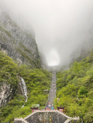 🧗‍♂️ 999 steps on foot in the fog: my crazy ascent to Tianmen