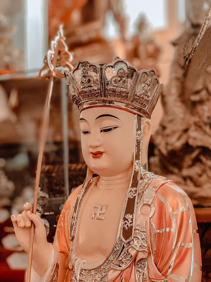 壮大で息を呑むほど美しい！✨ タイ最大の観音像に敬意を表し、祝福を