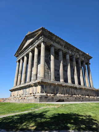 Did I take a wrong turn and end up in Greece? 🏛️🇦🇲